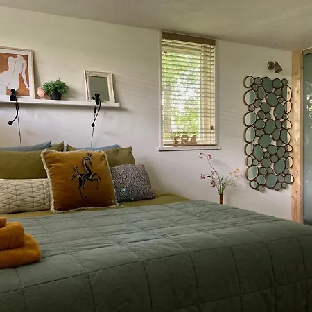 84huis Bed & Breakfast *